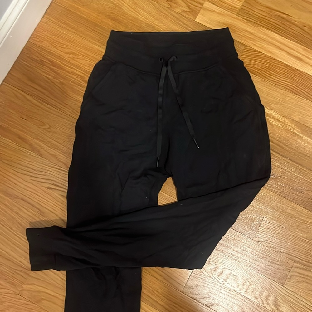 BLACK LULULEMON JOGGERS